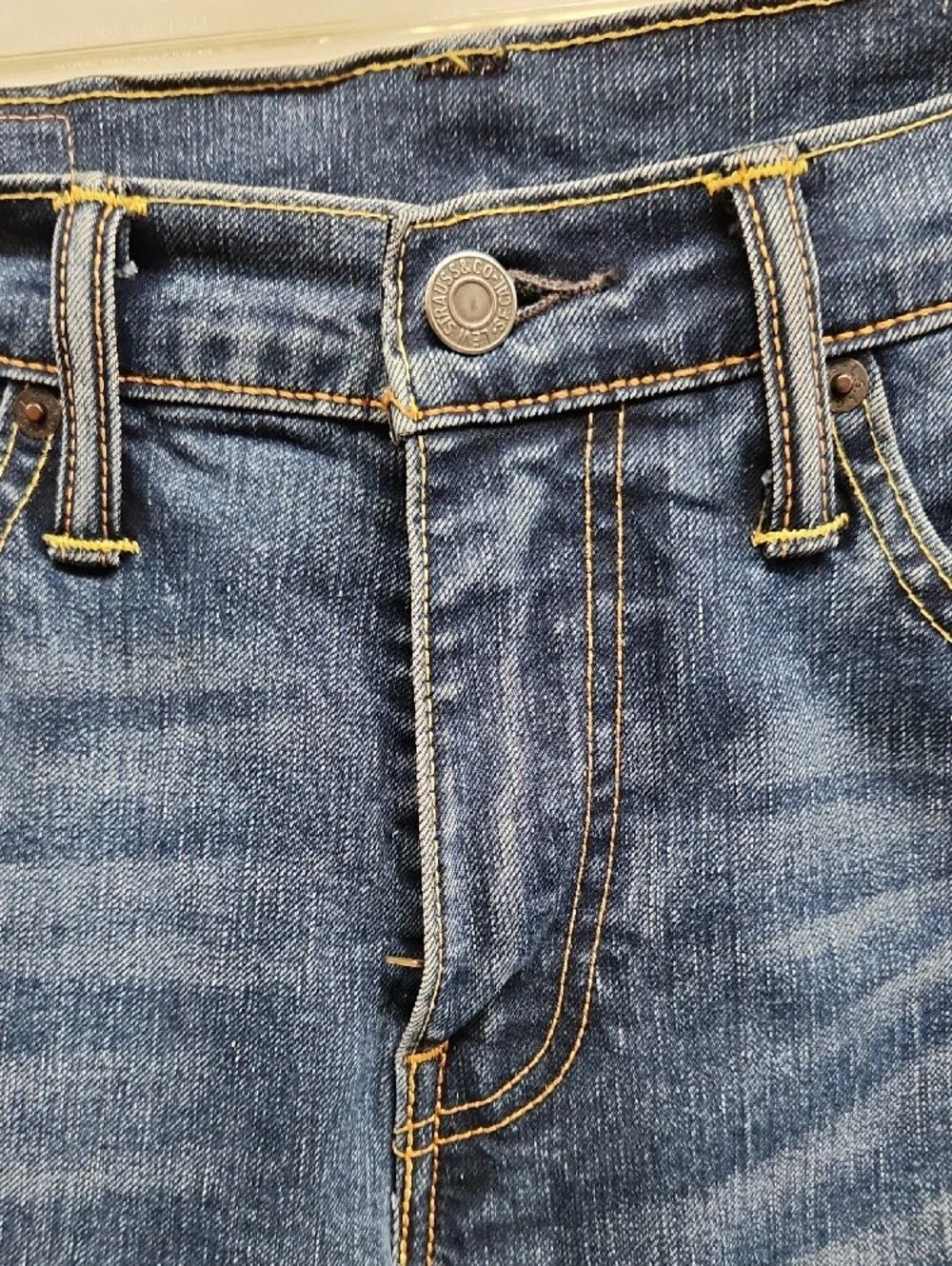 Levis slim straight